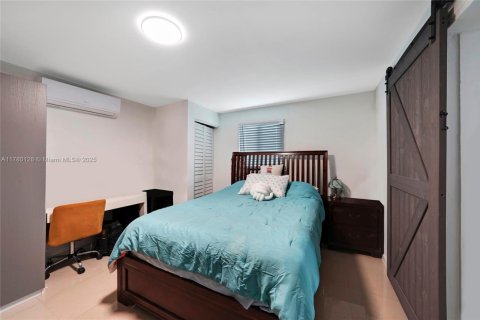 House in Miami, Florida 3 bedrooms, 166.85 sq.m. № 1698051 - photo 26