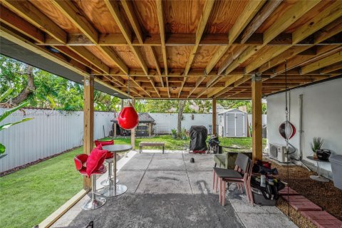 House in Miami, Florida 3 bedrooms, 166.85 sq.m. № 1698051 - photo 18