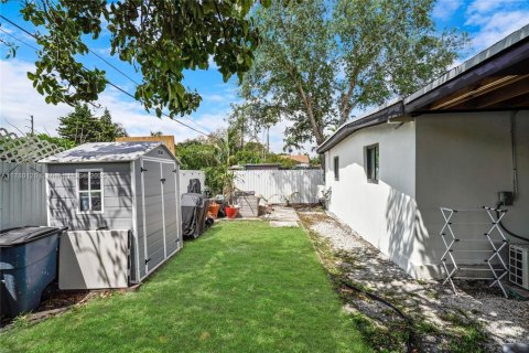 House in Miami, Florida 3 bedrooms, 166.85 sq.m. № 1698051 - photo 22