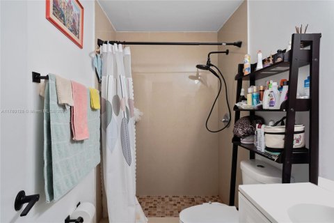 House in Miami, Florida 3 bedrooms, 166.85 sq.m. № 1698051 - photo 25