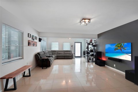 House in Miami, Florida 3 bedrooms, 166.85 sq.m. № 1698051 - photo 17