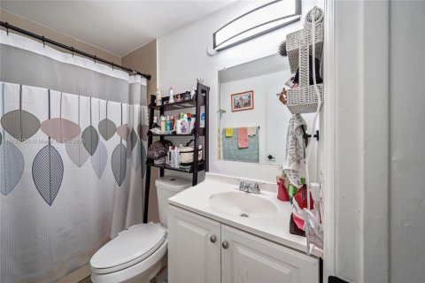 House in Miami, Florida 3 bedrooms, 166.85 sq.m. № 1698051 - photo 24