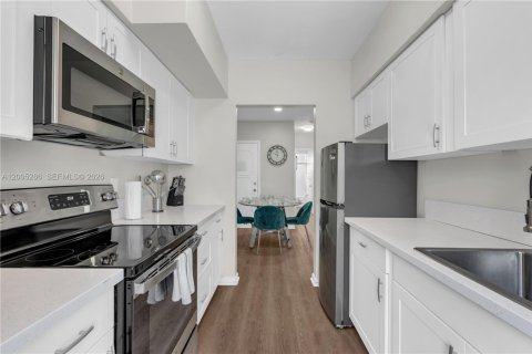Appartement à louer à Bay Harbor Islands, Floride: 2 chambres, 92.9 m2 № 2184549 - photo 3