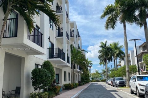 Condo in Doral, Florida, 2 bedrooms № 2019871 - photo 11