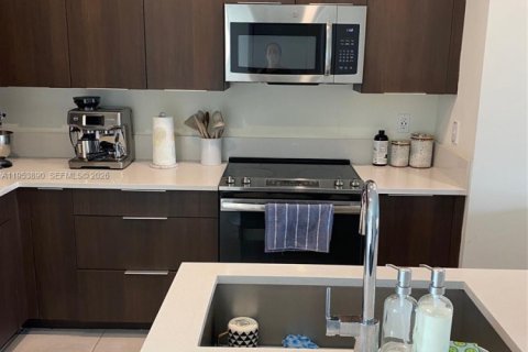 Condo in Doral, Florida, 2 bedrooms № 2019871 - photo 9