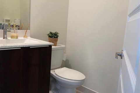 Condo in Doral, Florida, 2 bedrooms № 2019871 - photo 6