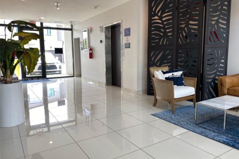 Condo in Doral, Florida, 2 bedrooms № 2019871 - photo 2