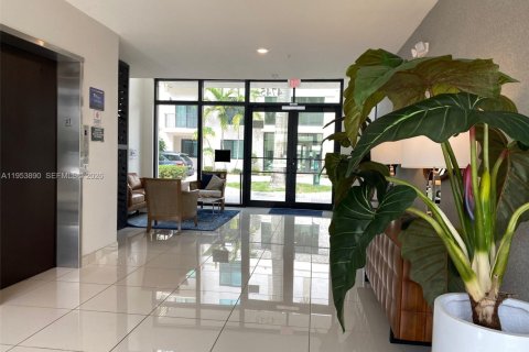 Condo in Doral, Florida, 2 bedrooms № 2019871 - photo 12