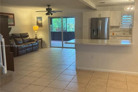 House in Hialeah, Florida 4 bedrooms, 237.18 sq.m. № 1887804 - photo 5