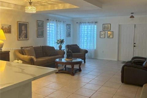 House in Hialeah, Florida 4 bedrooms, 237.18 sq.m. № 1887804 - photo 6