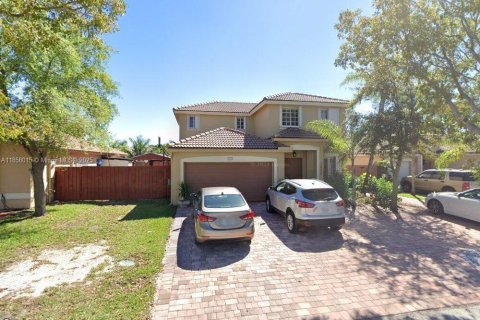 House in Hialeah, Florida 4 bedrooms, 237.18 sq.m. № 1887804 - photo 1