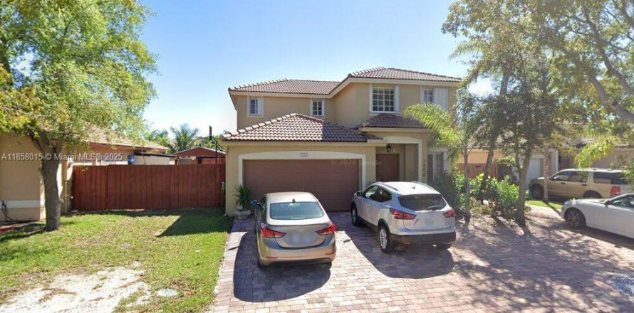 House in Hialeah, Florida 4 bedrooms, 237.18 sq.m. № 1887804