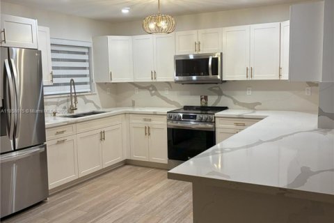 House in Hialeah, Florida 4 bedrooms, 237.18 sq.m. № 1887804 - photo 2