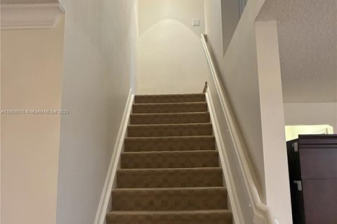 House in Hialeah, Florida 4 bedrooms, 237.18 sq.m. № 1887804 - photo 3