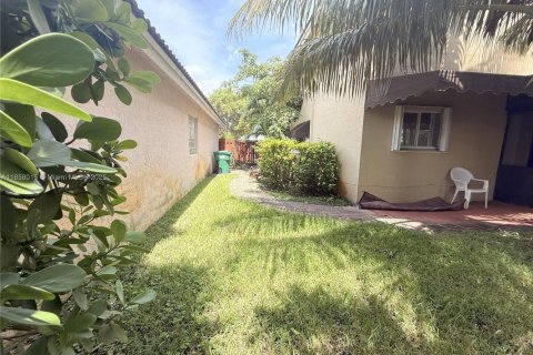 House in Hialeah, Florida 4 bedrooms, 237.18 sq.m. № 1887804 - photo 11