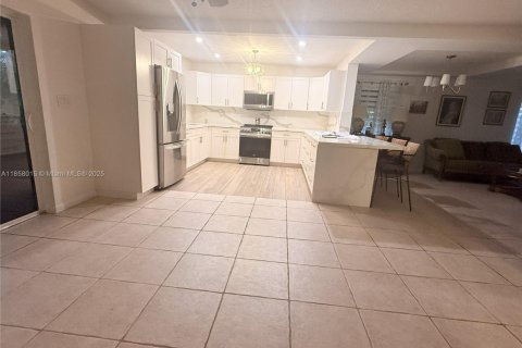 House in Hialeah, Florida 4 bedrooms, 237.18 sq.m. № 1887804 - photo 13