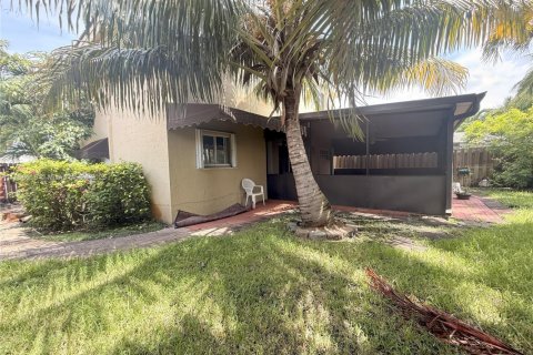 House in Hialeah, Florida 4 bedrooms, 237.18 sq.m. № 1887804 - photo 12