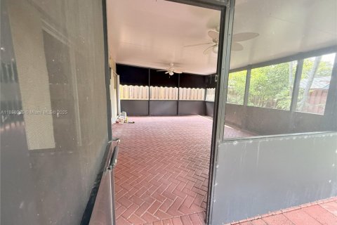 House in Hialeah, Florida 4 bedrooms, 237.18 sq.m. № 1887804 - photo 10