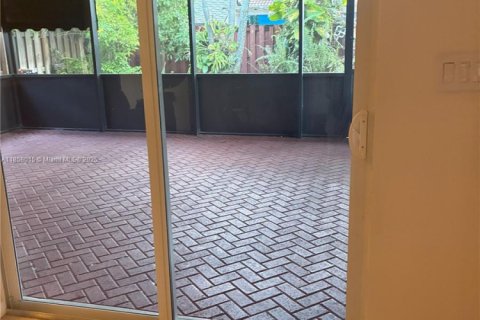 House in Hialeah, Florida 4 bedrooms, 237.18 sq.m. № 1887804 - photo 7