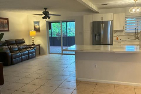 House in Hialeah, Florida 4 bedrooms, 237.18 sq.m. № 1887804 - photo 8