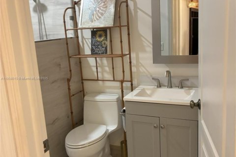 House in Hialeah, Florida 4 bedrooms, 237.18 sq.m. № 1887804 - photo 4