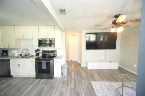 Villa ou maison à louer à Tampa, Floride: 3 chambres, 97.92 m2 № 2405088 - photo 3
