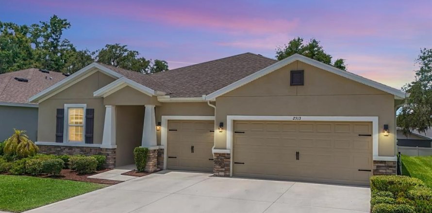 House in Brandon, Florida 4 bedrooms, 259.94 sq.m. № 1784376