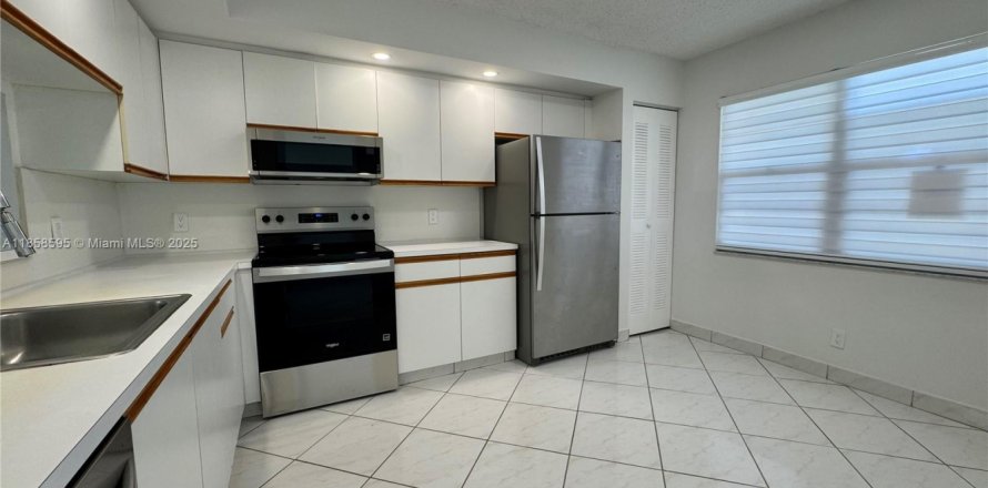 Condo in Pembroke Pines, Florida, 2 bedrooms № 1887727