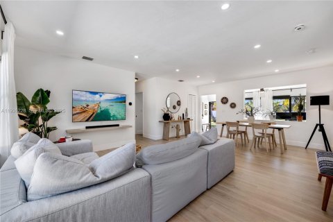 Villa ou maison à vendre à Miami, Floride: 3 chambres, 121.79 m2 № 1994794 - photo 4