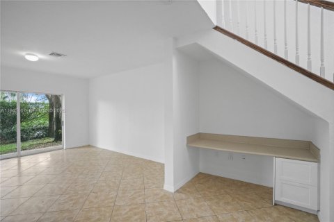 Townhouse in Palm Springs, Florida 3 bedrooms, 143.35 sq.m. № 2152849 - photo 4