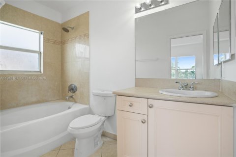 Townhouse in Palm Springs, Florida 3 bedrooms, 143.35 sq.m. № 2152849 - photo 23