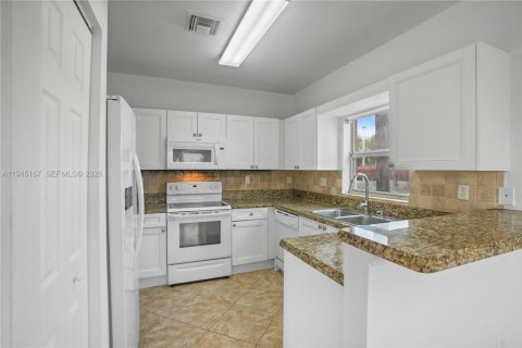 Townhouse in Palm Springs, Florida 3 bedrooms, 143.35 sq.m. № 2152849 - photo 10