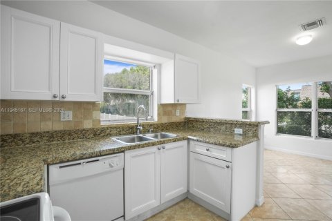 Townhouse in Palm Springs, Florida 3 bedrooms, 143.35 sq.m. № 2152849 - photo 11
