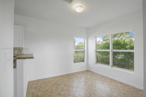 Townhouse in Palm Springs, Florida 3 bedrooms, 143.35 sq.m. № 2152849 - photo 7
