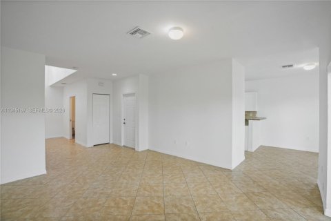 Townhouse in Palm Springs, Florida 3 bedrooms, 143.35 sq.m. № 2152849 - photo 6