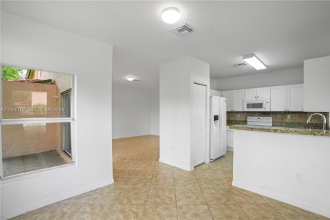 Townhouse in Palm Springs, Florida 3 bedrooms, 143.35 sq.m. № 2152849 - photo 9