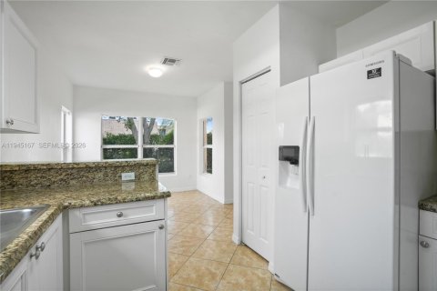 Townhouse in Palm Springs, Florida 3 bedrooms, 143.35 sq.m. № 2152849 - photo 12