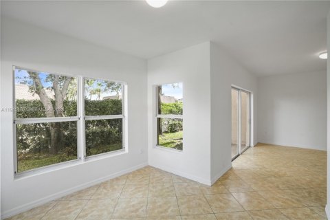 Townhouse in Palm Springs, Florida 3 bedrooms, 143.35 sq.m. № 2152849 - photo 13