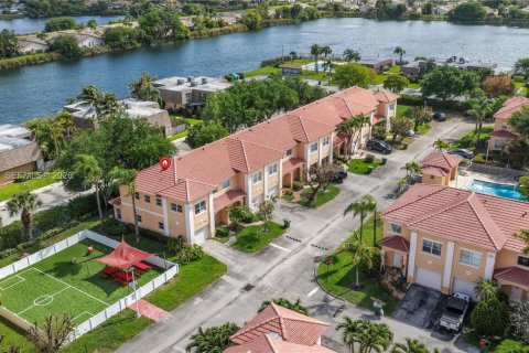 Townhouse in Palm Springs, Florida 3 bedrooms, 143.35 sq.m. № 2152849 - photo 2