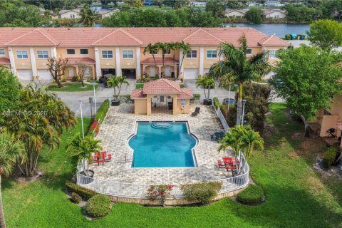 Townhouse in Palm Springs, Florida 3 bedrooms, 143.35 sq.m. № 2152849 - photo 16