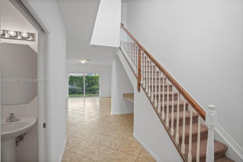 Townhouse in Palm Springs, Florida 3 bedrooms, 143.35 sq.m. № 2152849 - photo 3