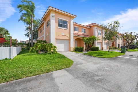 Townhouse in Palm Springs, Florida 3 bedrooms, 143.35 sq.m. № 2152849