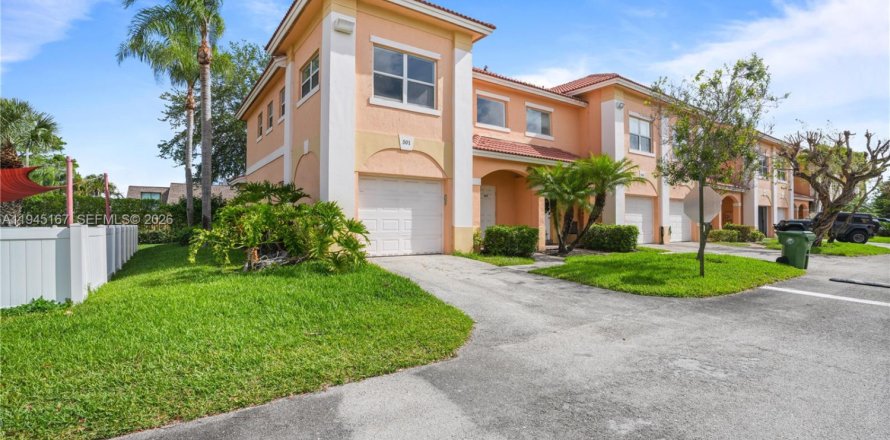 Townhouse in Palm Springs, Florida 3 bedrooms, 143.35 sq.m. № 2152849