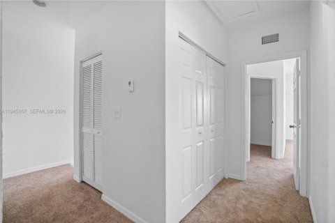 Townhouse in Palm Springs, Florida 3 bedrooms, 143.35 sq.m. № 2152849 - photo 19
