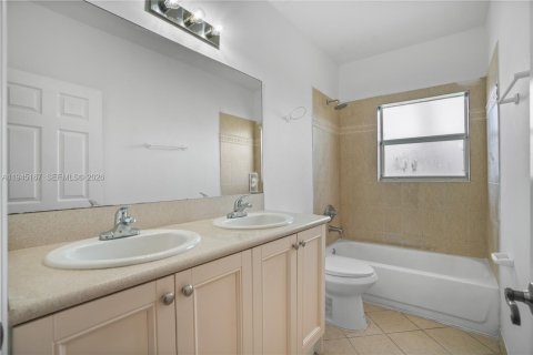 Townhouse in Palm Springs, Florida 3 bedrooms, 143.35 sq.m. № 2152849 - photo 26