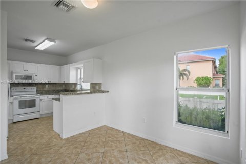 Townhouse in Palm Springs, Florida 3 bedrooms, 143.35 sq.m. № 2152849 - photo 8