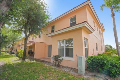Townhouse in Palm Springs, Florida 3 bedrooms, 143.35 sq.m. № 2152849 - photo 15