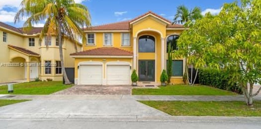 House in Miami, Florida 5 bedrooms, 297.47 sq.m. № 1814305