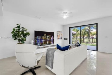 House in Miami, Florida 5 bedrooms, 297.47 sq.m. № 1814305 - photo 13