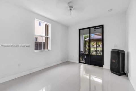 House in Miami, Florida 5 bedrooms, 297.47 sq.m. № 1814305 - photo 15